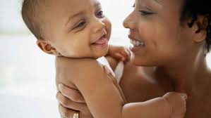 Licença-maternidade de seis meses no setor privado é aprovada e segue para a Câmara