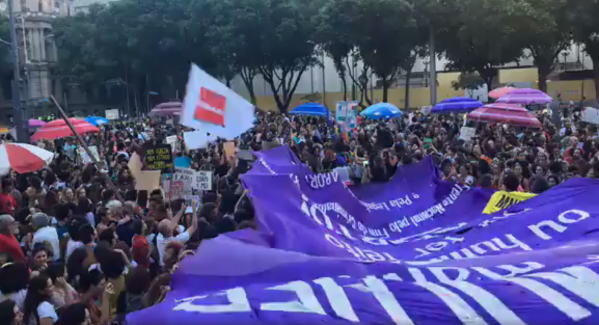 Mulheres protestam em 32 cidades contra "PEC do aborto"
